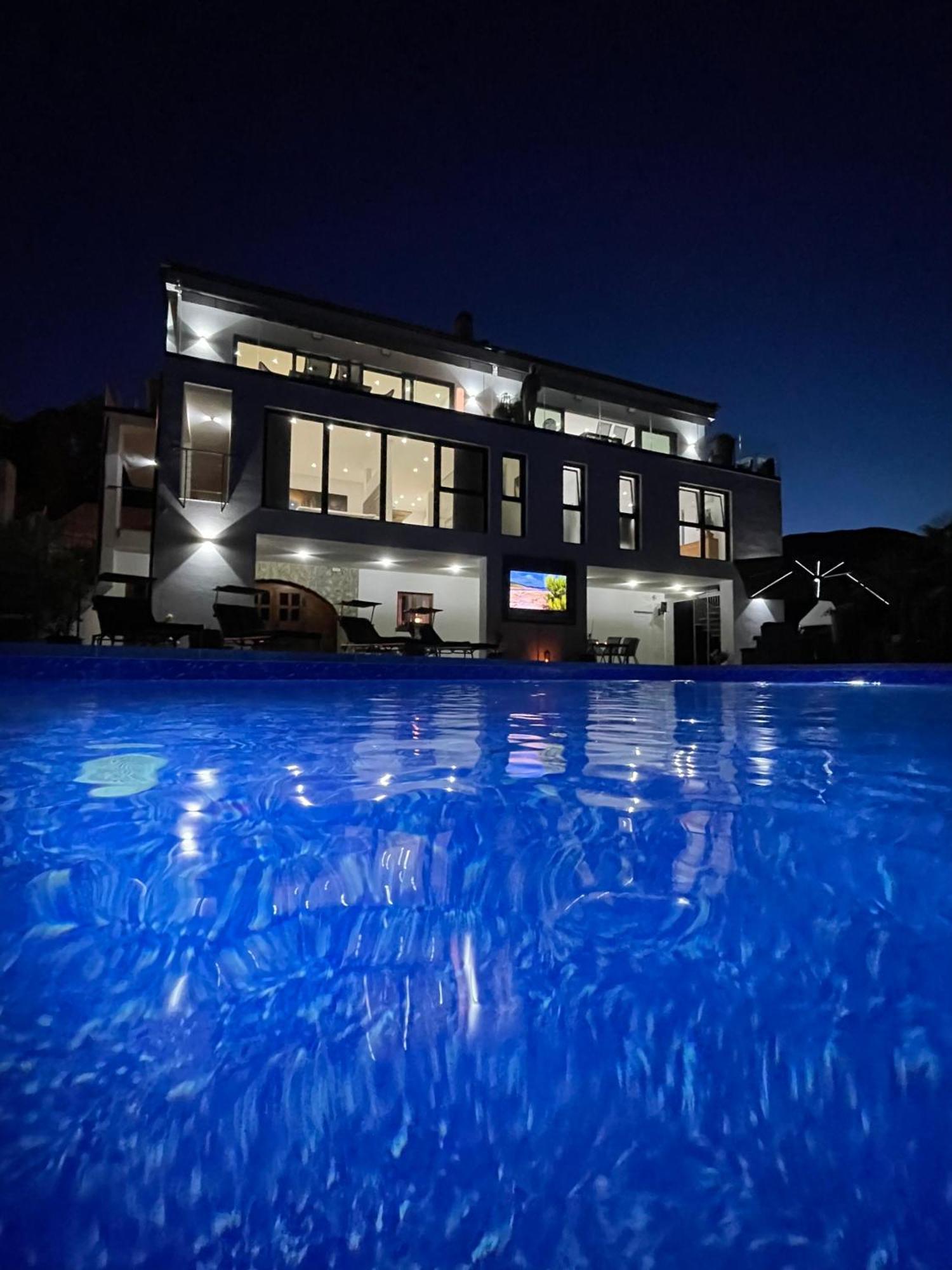Vila White Pearl Diamond, Mit Meerblick & Pool *